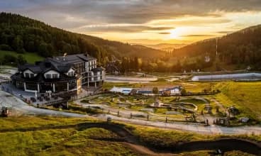Aparthotel jest położony na terenie Ośrodka Bike Park Czarna Góra