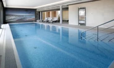 Hotel posiada wewnętrzny basen z ozonowaną wodą, hydromasażem i przeciwprądem