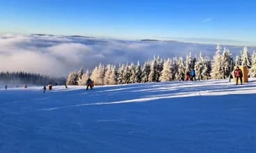 Przy korzystnych warunkach śniegowych do obiektu można dojechać na nartach