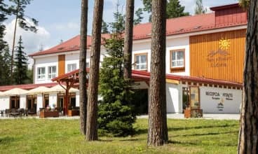 Family Resort Lučivná znajduje się u podnóża Tatr, 12 km od miasta Poprad