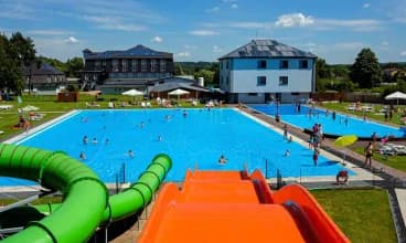 W sezonie letnim w Hotelu działa zewnętrzne kąpielisko ze zjeżdżalniami