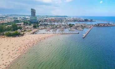 Wystarczy kwadrans spacerem, by dojść na miejską plażę