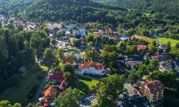 Apartamenty znajdują się w spokojnej części Karpacza, nieopodal centrum