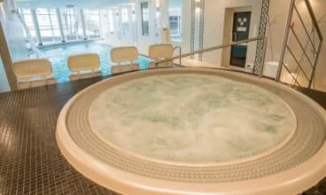 Obok basenu przygotowano również jacuzzi