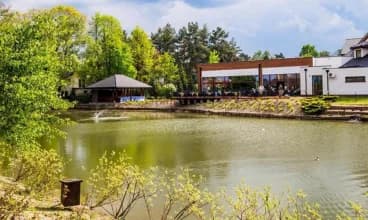 Hotel zlokalizowany w otoczeniu zieleni, a dzieli go tylko 25km do centrum Łodzi