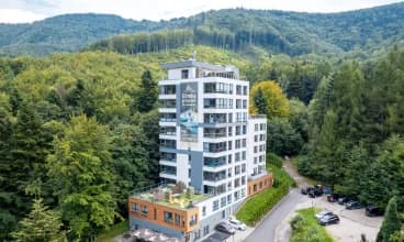 Apartamentowiec Kiczora jest otoczony lasami Beskidu Małego