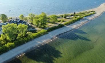 Hotel Skipper**** jest niezwykle położony przy Cyplu Rewskim, nad samym morzem
