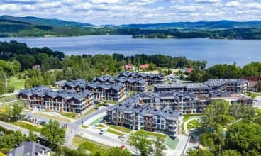 Laguna Beskidów jest malowniczo położona nad Jeziorem Żywieckim w Beskidach