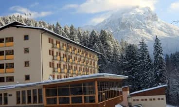 Sprzed hotelu wspaniale prezentuje się Wielki Rozsutec i reszta Małej Fatry