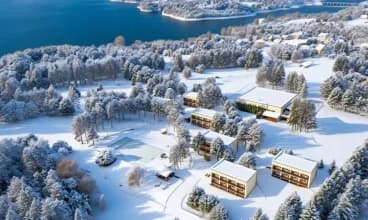 Hotel Dobczyce jest pięknie położony nad brzegiem jeziora w Beskidach