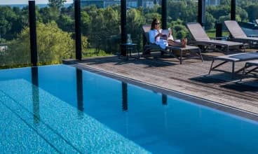 Latem hotel dysponuje zewnętrznym basenem na dachu