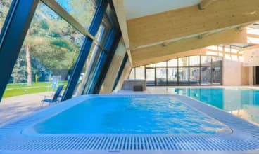 Kryty hotelowy basen zapewnia rozrywkę przez cały rok