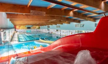 W Aquaparku: basen sportowy, rekreacyjne, rwąca rzeka, brodzik oraz zjeżdżalnie