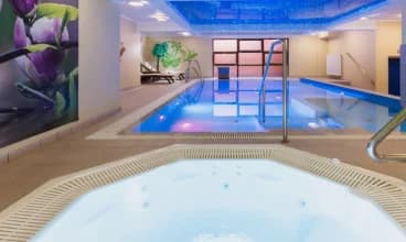 Do atrakcji SPA należy pięknie oświetlony basen i jacuzzi