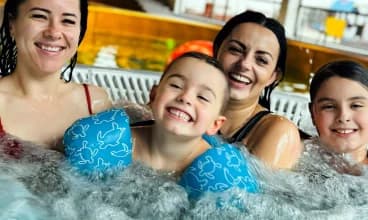 Cała rodzina lubi relaks w jacuzzi