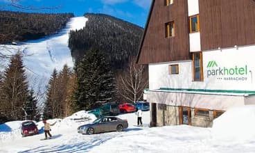 Hotel sąsiaduje z ośrodkiem narciarskim As na Czertowej Górze
