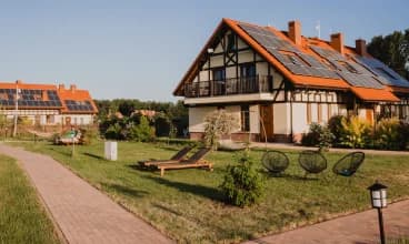 Ostoja Dwa Jeziora to trzy kameralne budynki w dużym zielonym ogrodzie