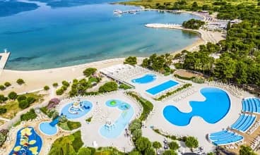 Zaton oferuje pełen rozrywek zewnętrzny park wodny