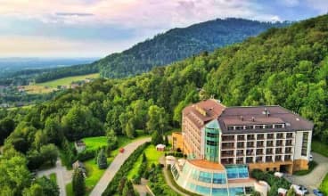 Hotel Belweder***** jest położony w samym sercu Beskidu Śląskiego