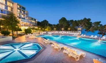 Aminess Grand Azur Hotel**** jest położony w chorwackiej miejscowości Orebić