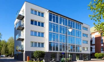 Hotel jest położony w nadmorskiej dzielnicy, blisko promenady i plaży