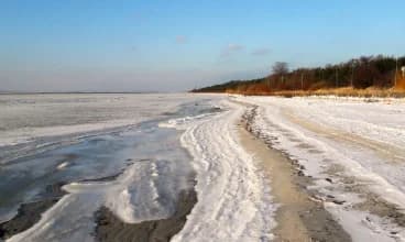 Atrakcje okolicy: zimą zamarznięta zatoka tworzy niesamowity krajobraz