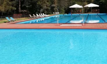 W sezonie wakacyjnym można korzystać z kompleksu zewnętrznych basenów