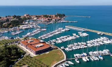 Hotel Nautica **** jest imponująco położony wprost przy marinie