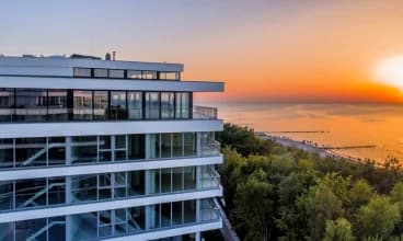Dune Beach Resort otoczony jest nadmorską zielenią