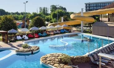 Hotel sąsiaduje bezpośrednio z kompleksem termalnym Zalakaros Spa