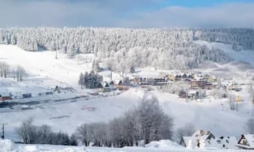 Zieleniec z 48 wyciągami narciarskimi znajduje się 10 km od hotelu Sonata