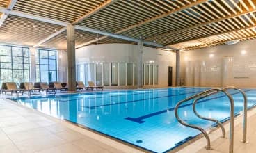 Instytut Sofra posiada nowoczesną strefę wellness z krytym basenem i saunami