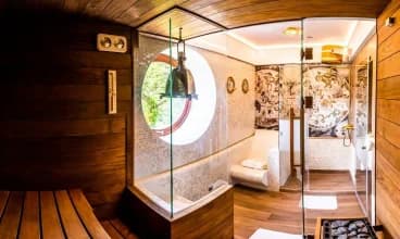 Opalana węglem sauna sąsiaduje z miejscem relaksu oraz chłodzącym prysznicem