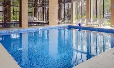 Goście Sun & Snow Baltic Apartments mogą korzystać z krytego basenu