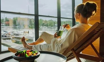 Hotel Mikołajki jest położony na Ptasiej Wyspie w Mikołajkach