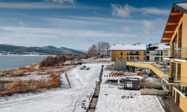 Hotel jest położony w sercu Karkonoszy, nad brzegiem Zalewu Sosnówka