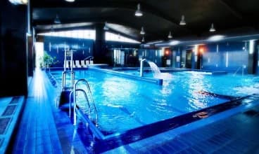 Goście mogą do woli korzystać z kompleksu basenowego Atrium