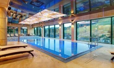 Hotel Pegaz posiada basen z przpięknym widokiem na Jaworzynę Krynicką