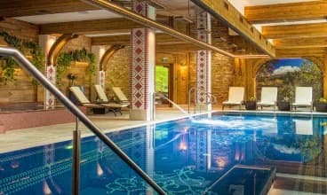 To hotel z basenem z podgrzewaną wodą solankową