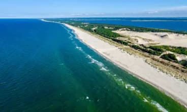 Łeba jest znana z piaszczystych wydm i plaż oraz gęstych sosnowych lasów