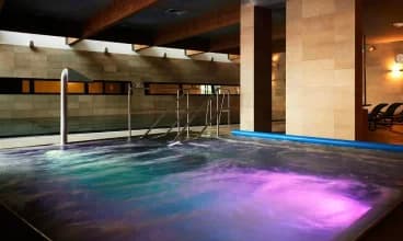 W strefie tej jest m.in. jacuzzi, basen sportowy i rekreacyjny