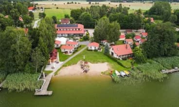To rodzinny kompleks pensjonatu i domków położony nad brzegiem jeziora