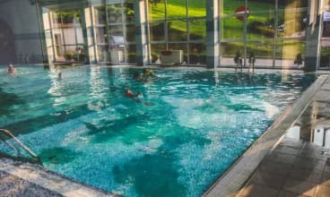 Hotel posiada przestronny basen z panoramicznymi oknami