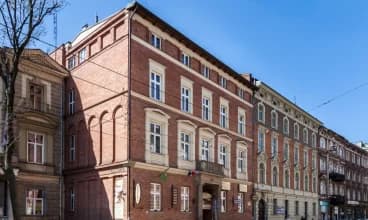 Hotel znajduje się w eleganckiej kamienicy przy ul. Karmelickiej