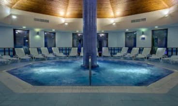 Erzsebet Park to hotel z rozbudowaną strefą wellness wewnętrzną i zewnętrzną