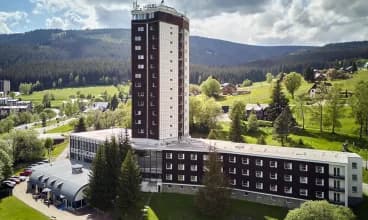 Hotel ma kształt wysokiej wieży, dzięki czemu pokoje oferują widok na góry