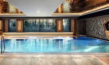 Hotel posiada luksusową strefę wellness z dwoma basenami oraz kompleksem saun