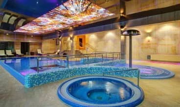 Na basenie dostępne są atrakcje wodne: kaskady, gejzery, jacuzzi i brodzik