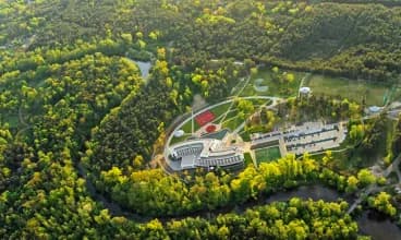 Holiday Inn Resort Warszawa Józefów jest otoczony lasami i położony nad rzeką
