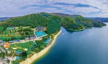 White Sails Solina znajduje się na wzgórzu nad "Bieszczadzkim Morzem"